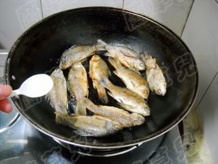 辣白菜燒鯽魚的做法-酸辣味燒菜譜