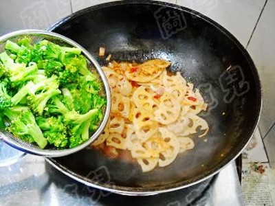 干鍋西蘭花藕片的做法-家常味炒菜譜