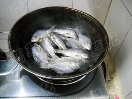 辣白菜燒鯽魚的做法-酸辣味燒菜譜