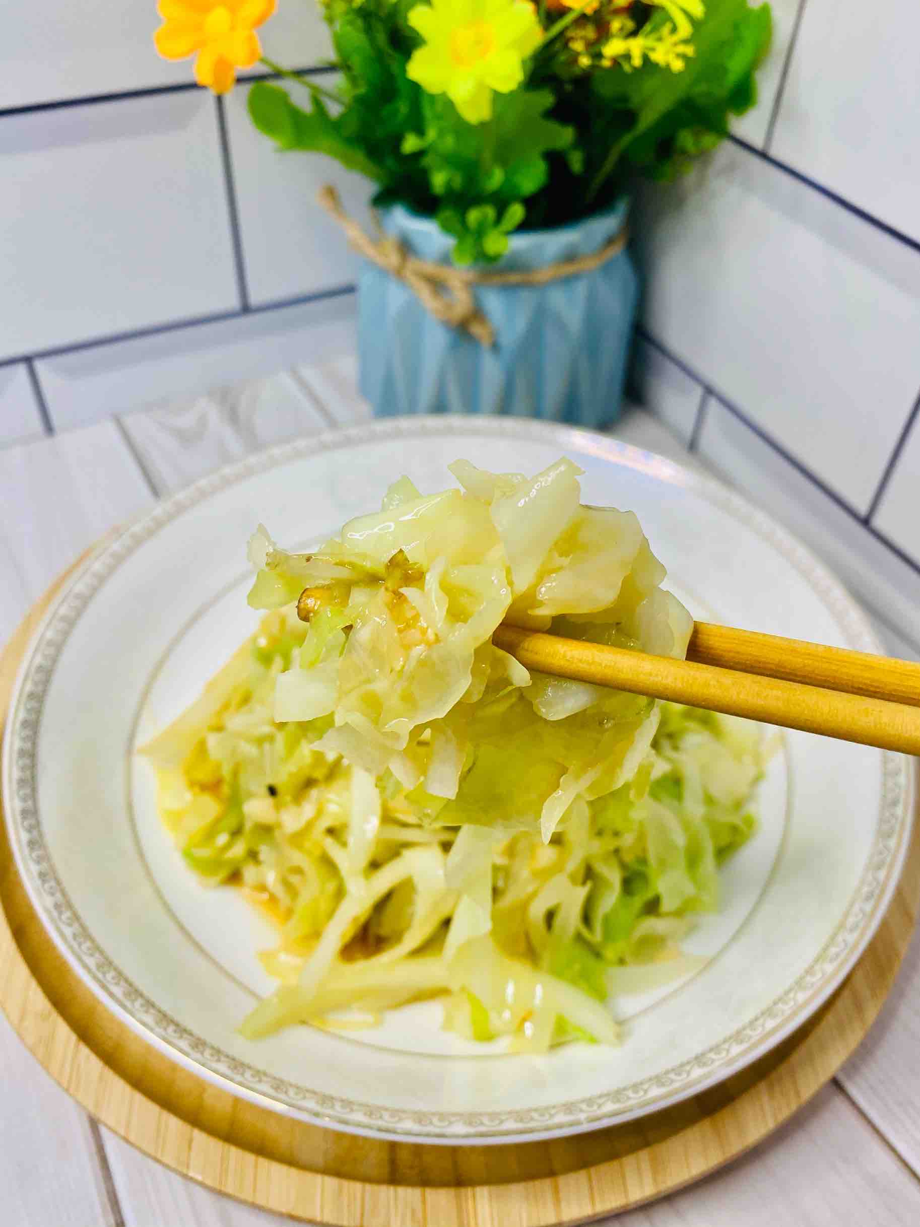 快手家常菜,素炒包菜,加點它,味道特別鮮的做法-家常味炒菜譜-易網(wǎng)健康養(yǎng)生網(wǎng) 快手家常菜,素炒包菜,加點它,味道特別鮮的做法-家常味炒菜譜