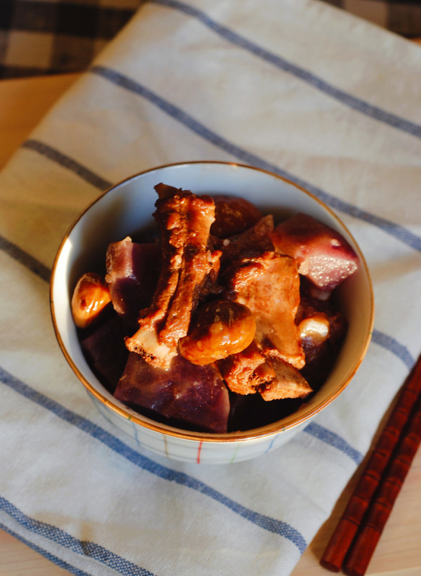 板栗土豆燒排骨的做法-家常味燒菜譜-易網健康養生網 板栗土豆燒排骨的做法-家常味燒菜譜