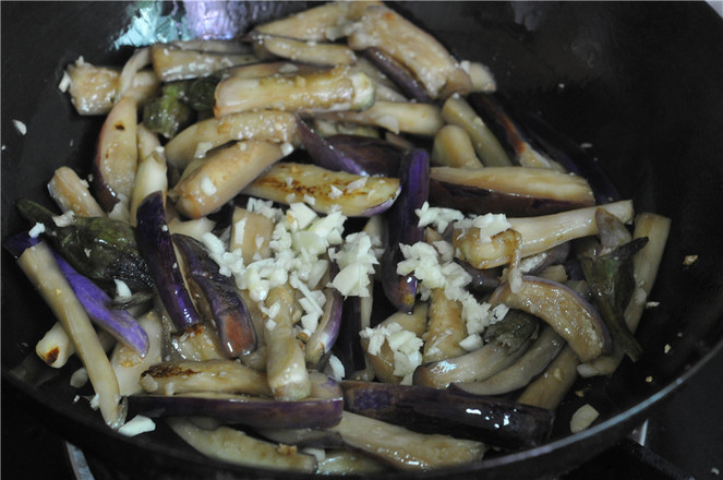【蒜蓉爆香茄子】簡單、少油、不變色的下飯菜！的做法-蒜香味炒菜譜