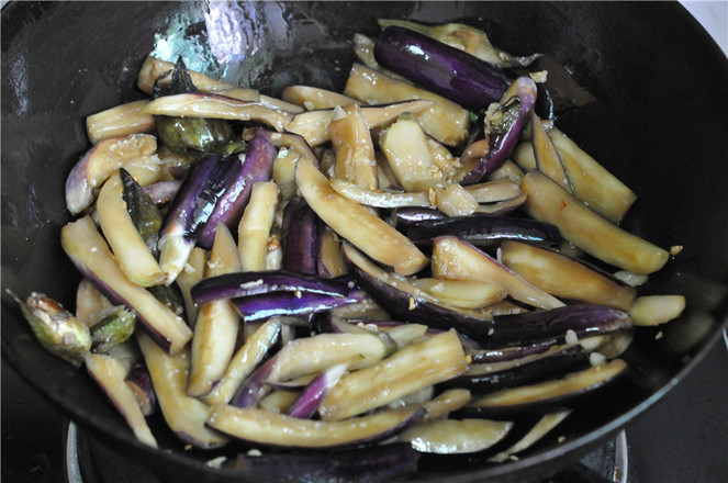 【蒜蓉爆香茄子】簡單、少油、不變色的下飯菜！的做法-蒜香味炒菜譜