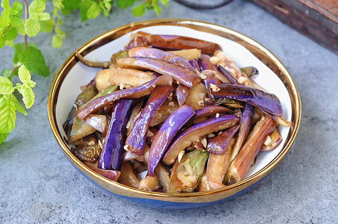 【蒜蓉爆香茄子】簡單、少油、不變色的下飯菜！的做法-蒜香味炒菜譜