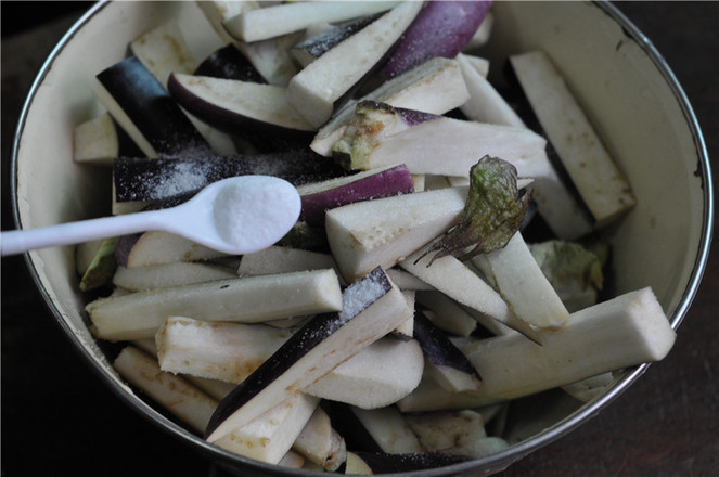 【蒜蓉爆香茄子】簡單、少油、不變色的下飯菜！的做法-蒜香味炒菜譜