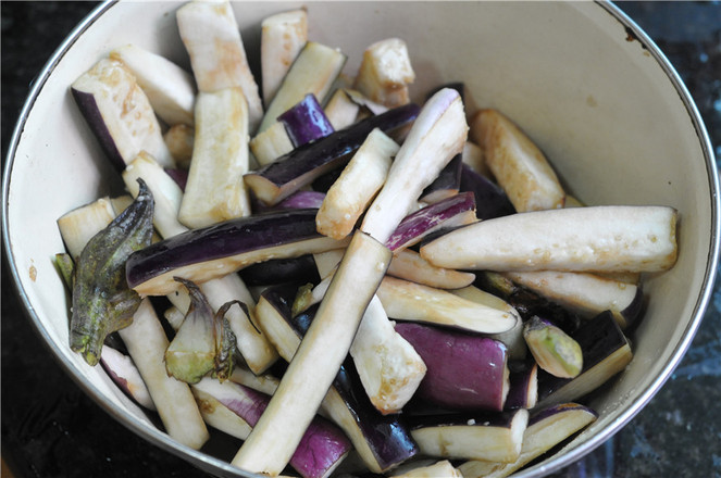 【蒜蓉爆香茄子】簡單、少油、不變色的下飯菜！的做法-蒜香味炒菜譜