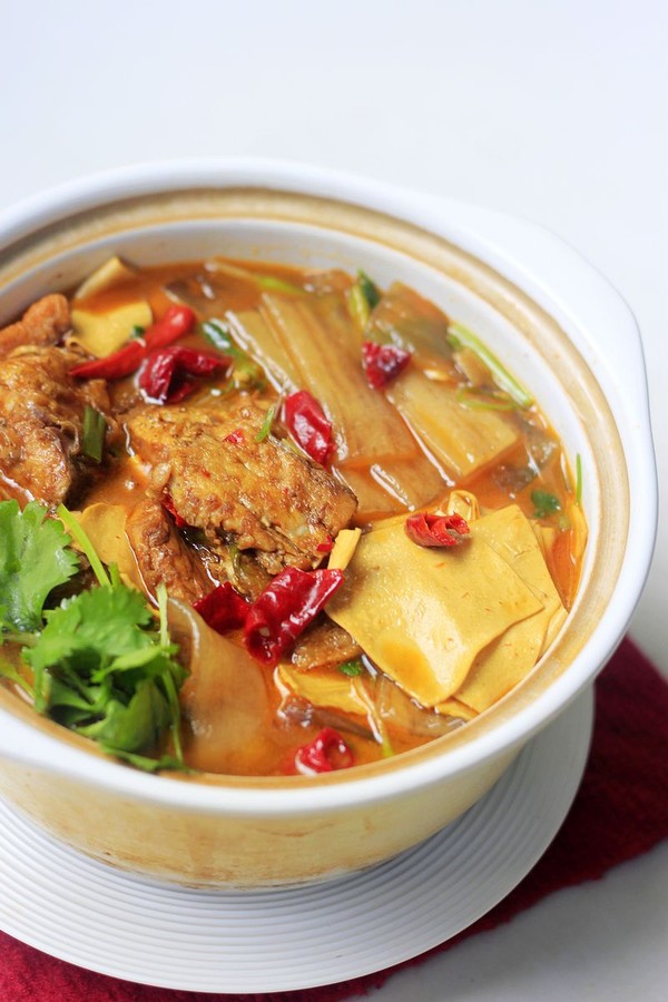 豆油皮寬粉燉魚的做法-魚香味燉菜譜-易網健康養生網 豆油皮寬粉燉魚的做法-魚香味燉菜譜