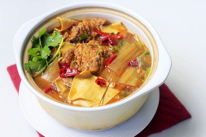 豆油皮寬粉燉魚的做法-魚香味燉菜譜-易網健康養生網 豆油皮寬粉燉魚的做法-魚香味燉菜譜