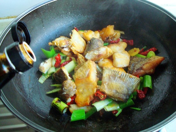 豆油皮寬粉燉魚的做法-魚香味燉菜譜