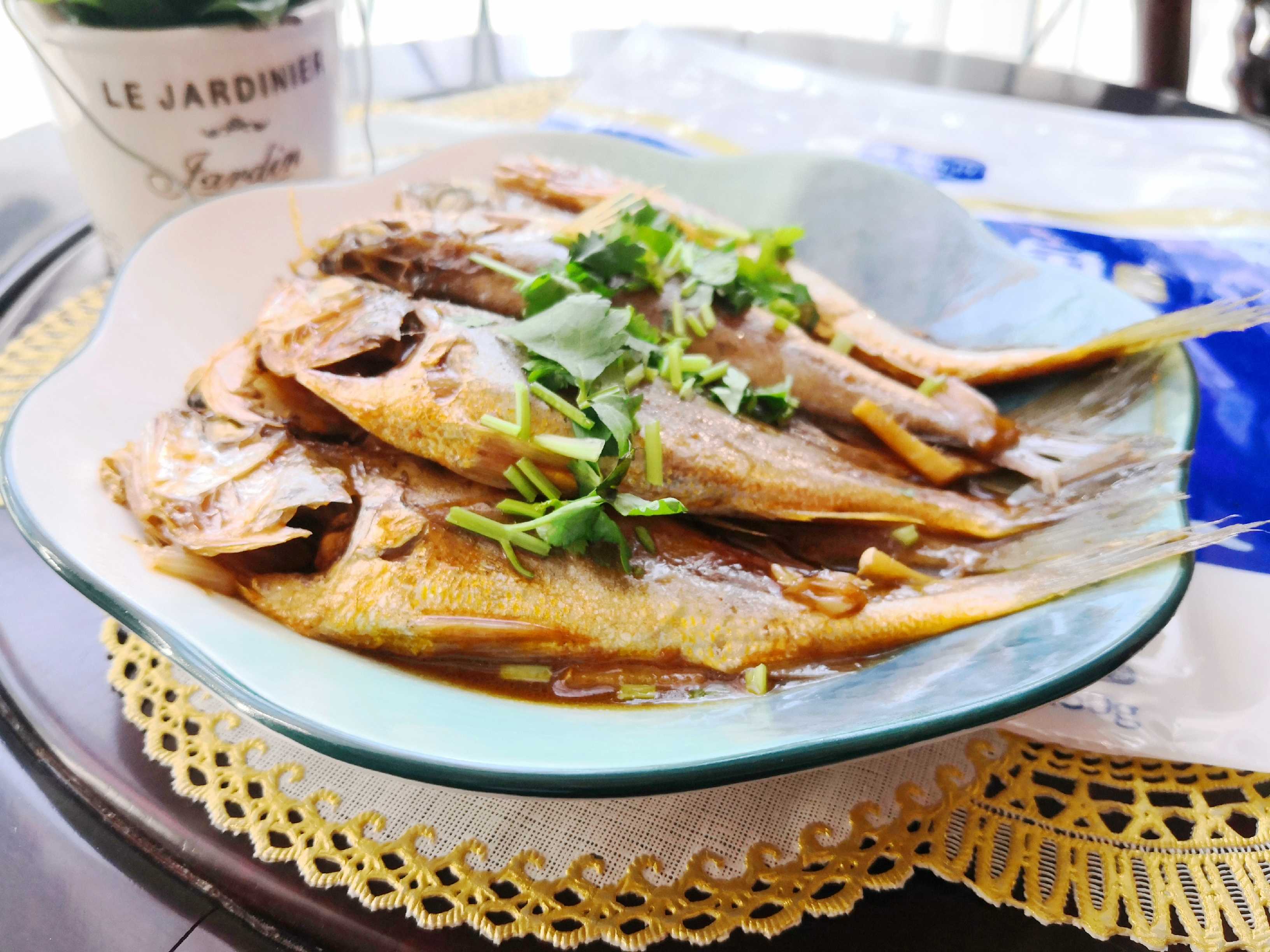 紅燒小黃魚的做法-咸鮮味燒菜譜-易網健康養生網 紅燒小黃魚的做法-咸鮮味燒菜譜