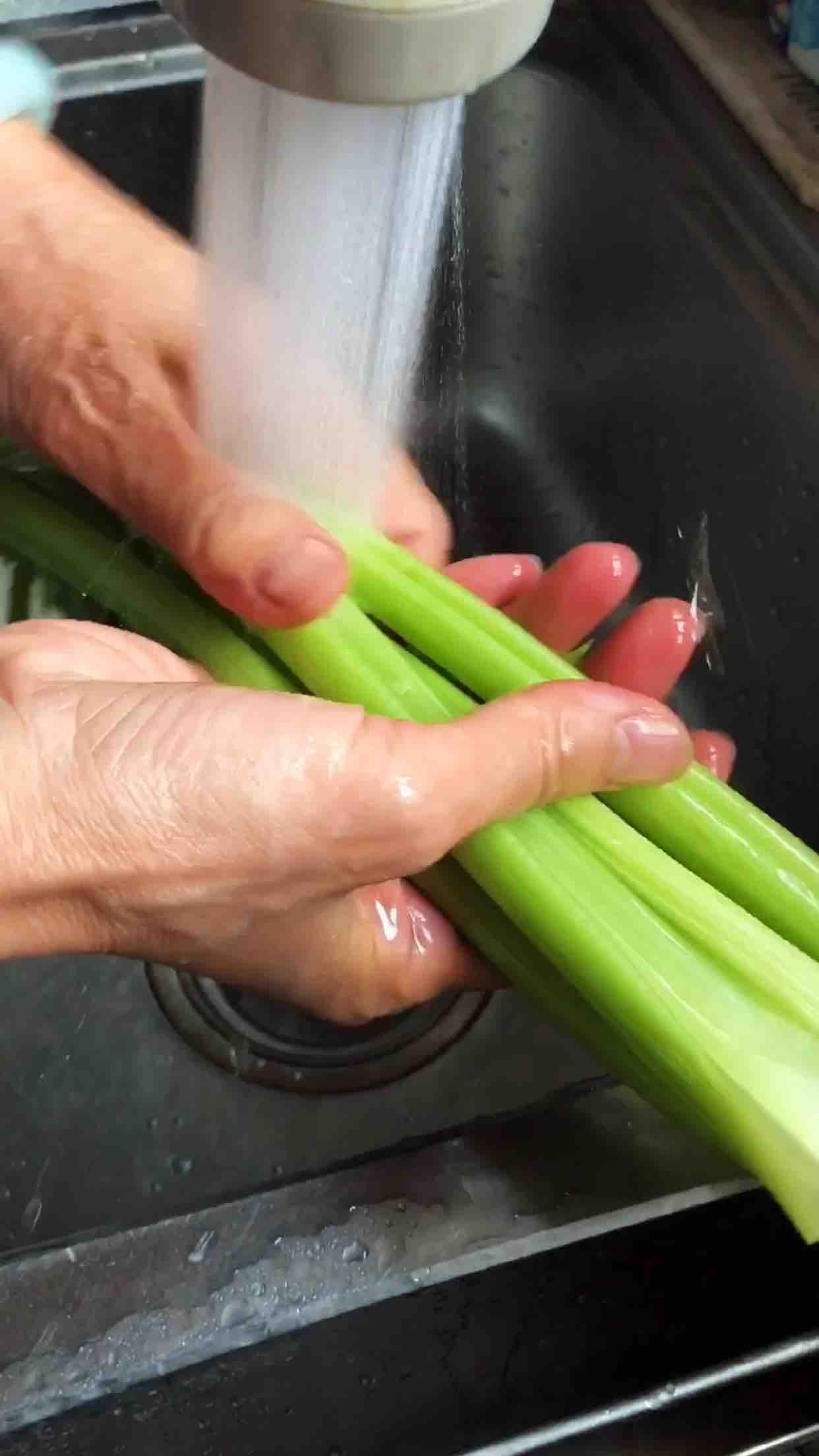 芹菜拌黑木耳的做法-咸鮮味拌菜譜