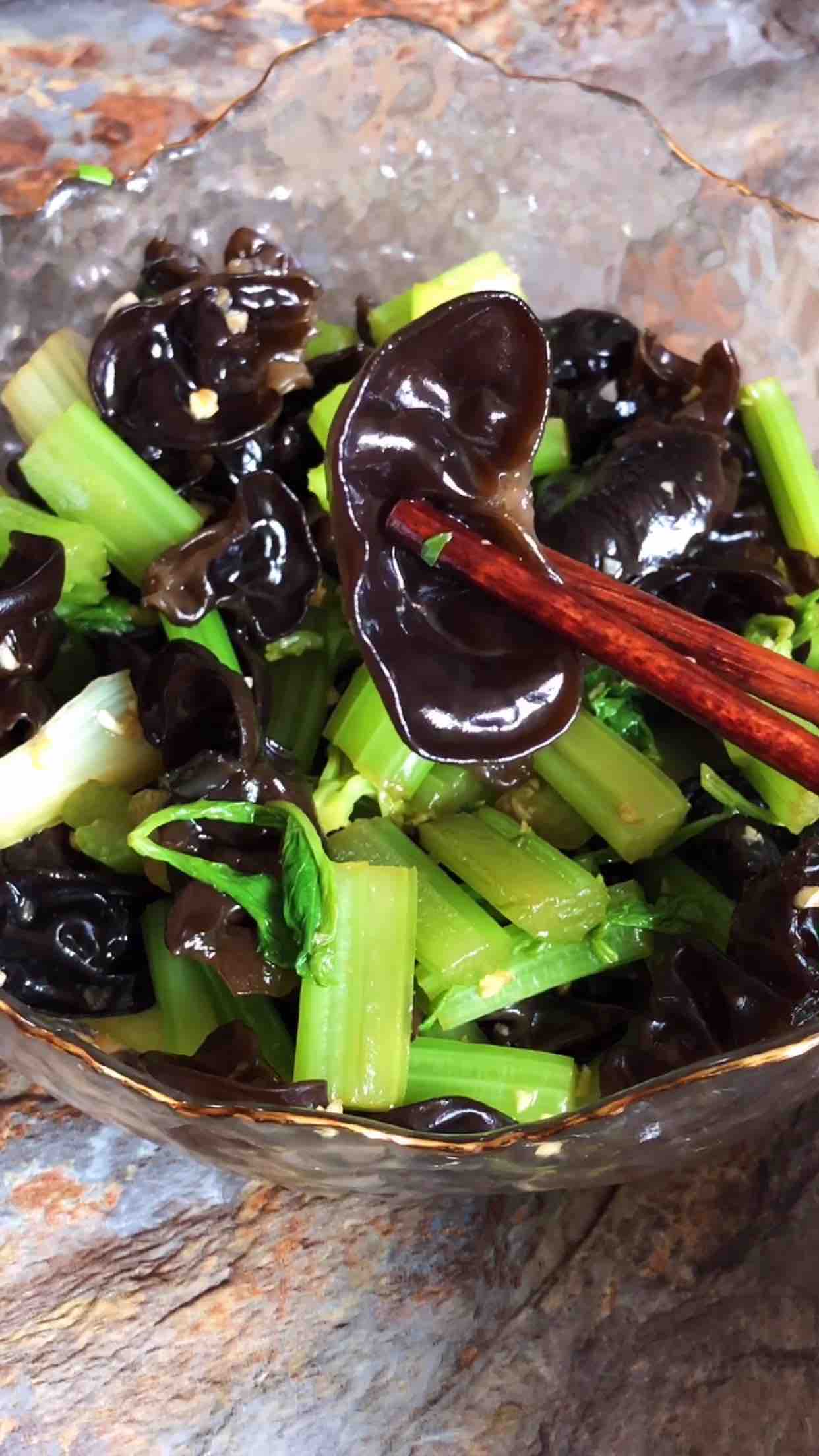 芹菜拌黑木耳的做法-咸鮮味拌菜譜
