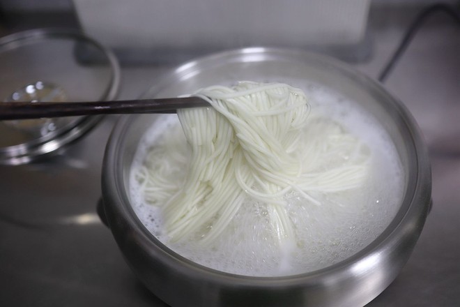 煎蛋菠菜湯面的做法-家常味煮菜譜