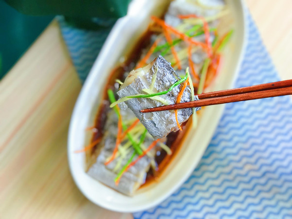 清蒸帶魚的做法-咸鮮味蒸菜譜