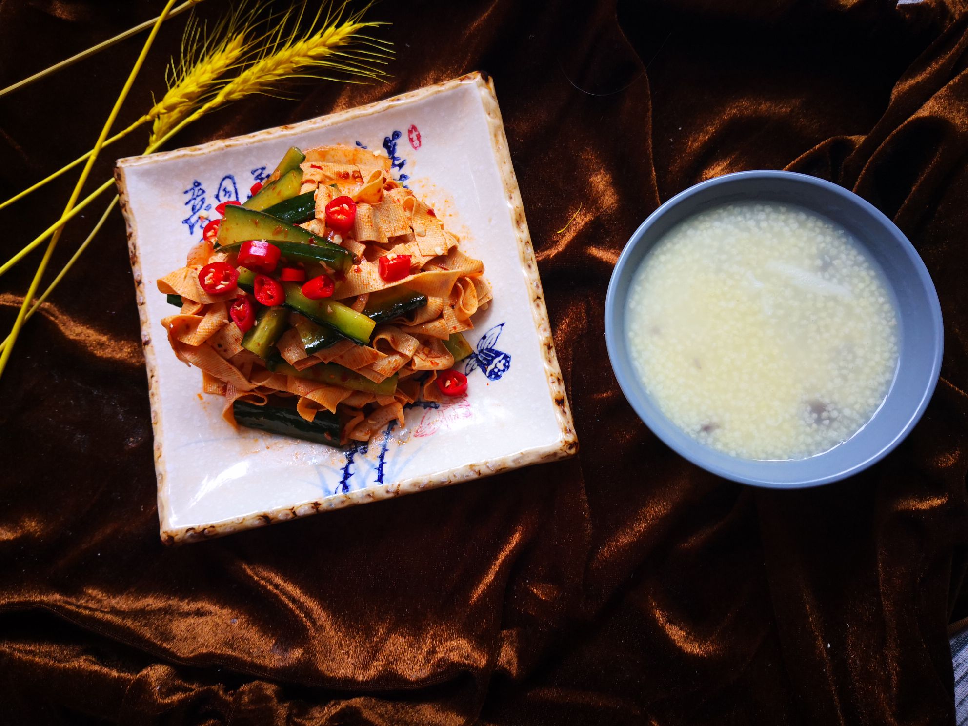 圓蔥干豆腐黃瓜條的做法-香辣味拌菜譜-易網健康養生網 圓蔥干豆腐黃瓜條的做法-香辣味拌菜譜