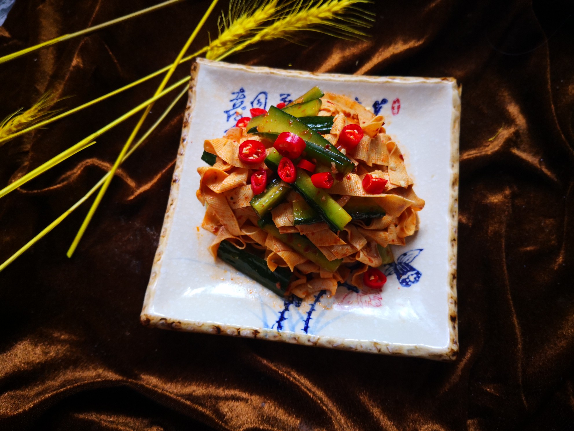 圓蔥干豆腐黃瓜條的做法-香辣味拌菜譜-易網健康養生網 圓蔥干豆腐黃瓜條的做法-香辣味拌菜譜