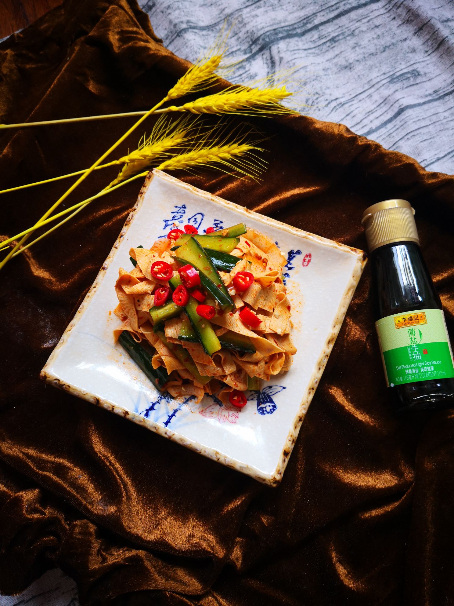 圓蔥干豆腐黃瓜條的做法-香辣味拌菜譜-易網健康養生網 圓蔥干豆腐黃瓜條的做法-香辣味拌菜譜
