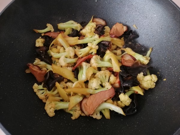菜花木耳炒臘肉的做法-家常味炒菜譜