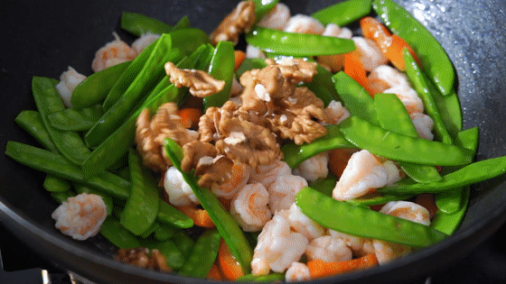 營養美味又健腦的小炒菜——核桃蝦仁炒荷蘭豆的做法-家常味炒菜譜