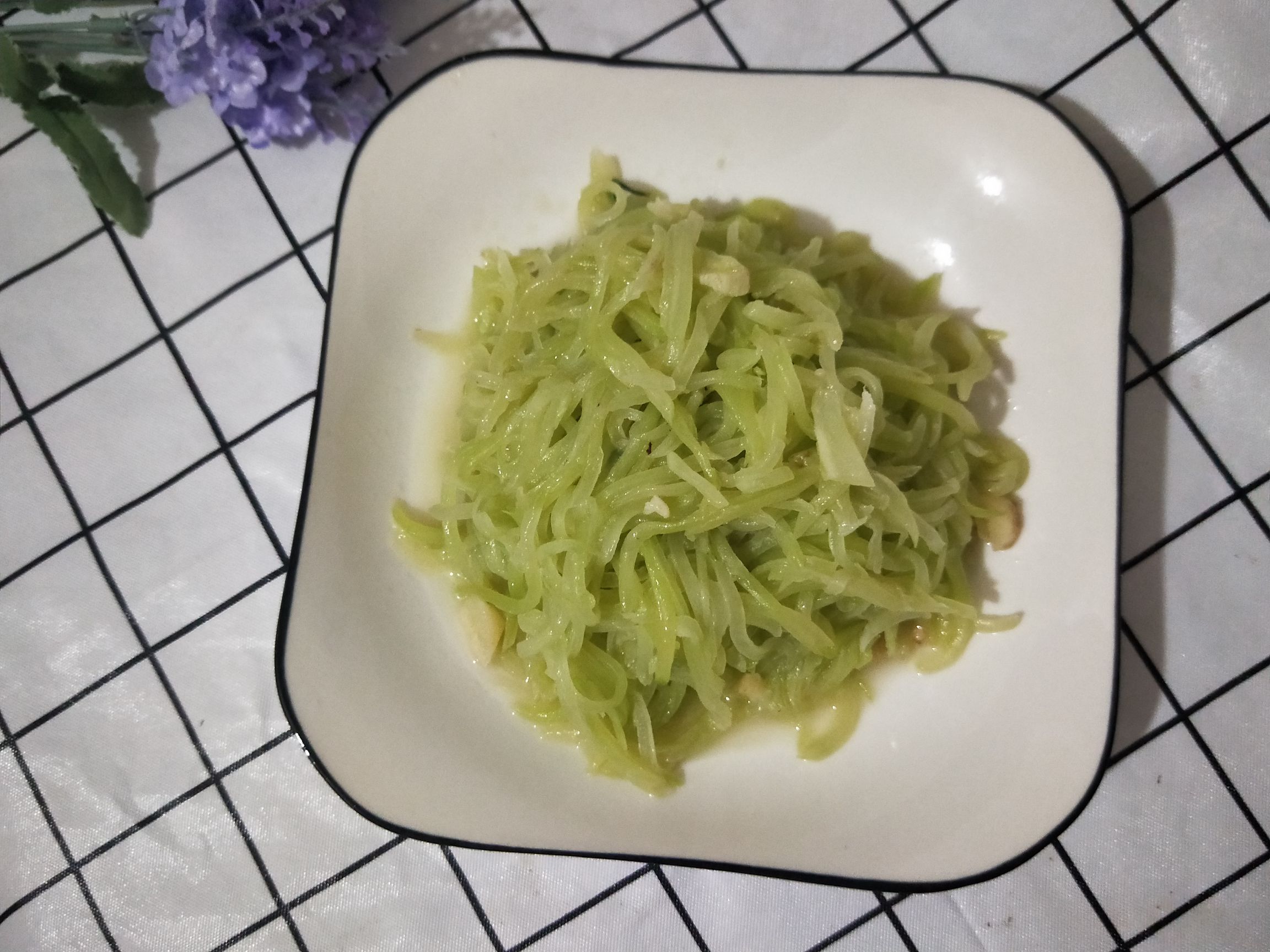 蒜香萵筍絲的做法-家常味炒菜譜-易網健康養生網 蒜香萵筍絲的做法-家常味炒菜譜