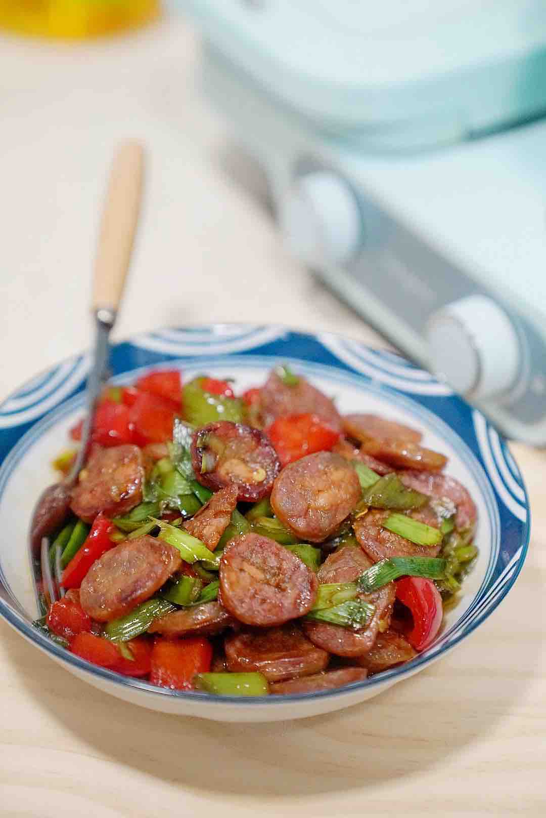菜椒炒臘腸的做法-家常味炒菜譜-易網健康養生網 菜椒炒臘腸的做法-家常味炒菜譜