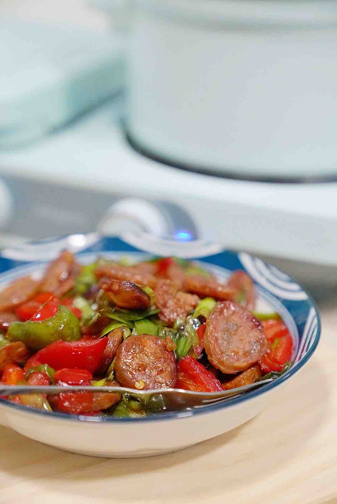 菜椒炒臘腸的做法-家常味炒菜譜-易網健康養生網 菜椒炒臘腸的做法-家常味炒菜譜
