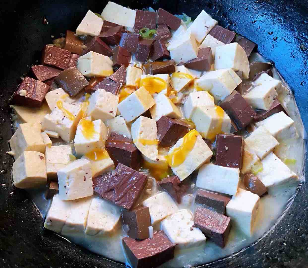 豬血燉豆腐的做法-家常味燉菜譜