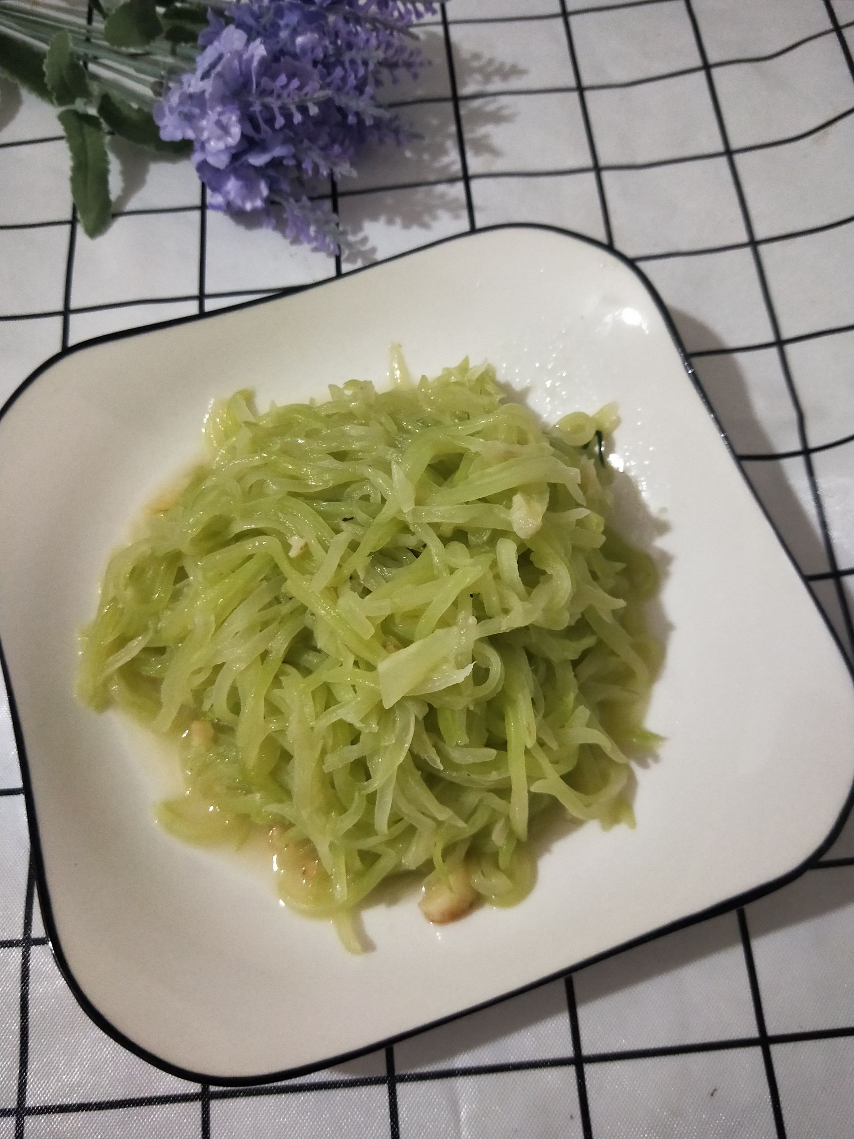 蒜香萵筍絲的做法-家常味炒菜譜-易網健康養生網 蒜香萵筍絲的做法-家常味炒菜譜