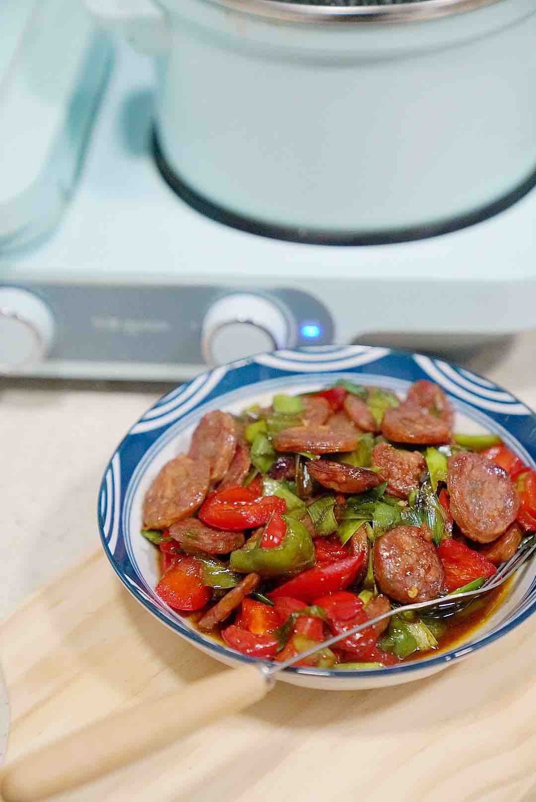 菜椒炒臘腸的做法-家常味炒菜譜-易網健康養生網 菜椒炒臘腸的做法-家常味炒菜譜