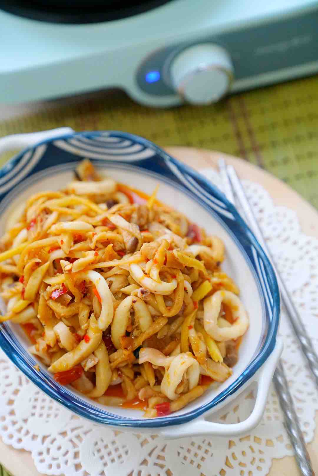 菇絲魷魚圈的做法-香辣味炒菜譜-易網(wǎng)健康養(yǎng)生網(wǎng) 菇絲魷魚圈的做法-香辣味炒菜譜