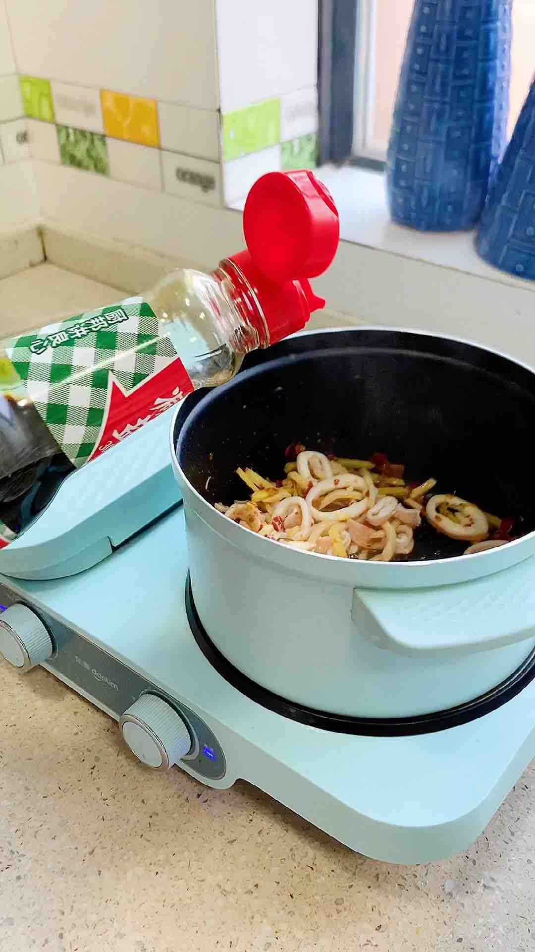 菇絲魷魚圈的做法-香辣味炒菜譜