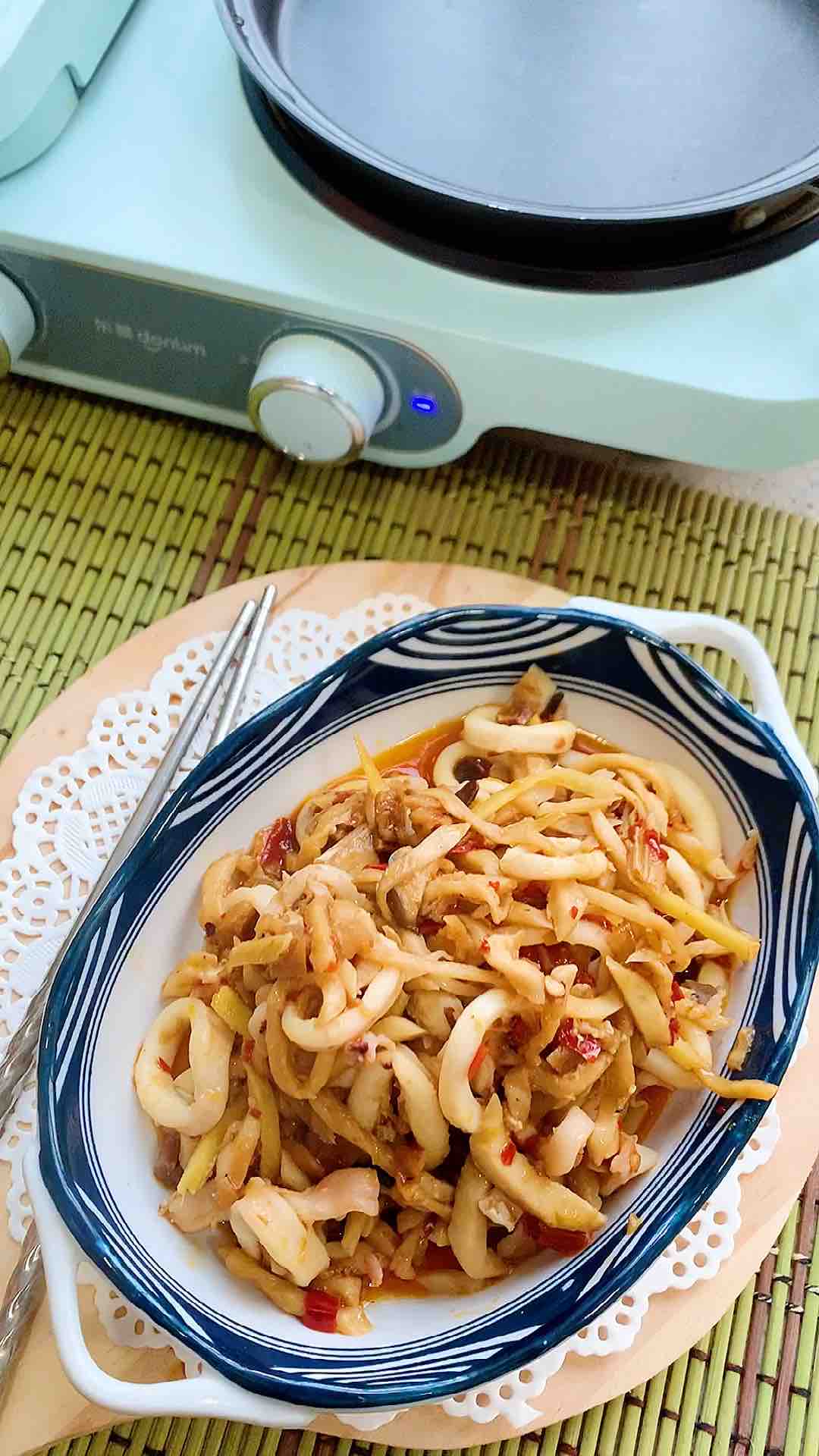 菇絲魷魚圈的做法-香辣味炒菜譜