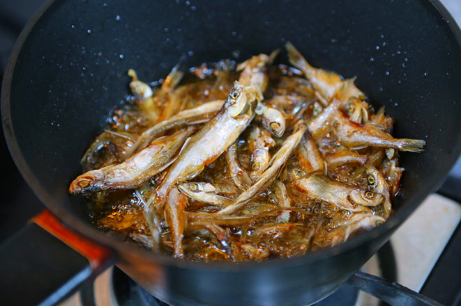 香辣毛豆米炒小魚干的做法-家常味炒菜譜