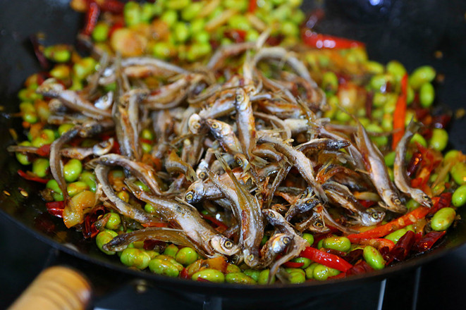 香辣毛豆米炒小魚干的做法-家常味炒菜譜
