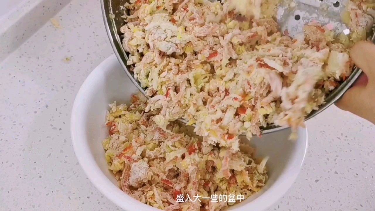 紅蘿卜和娃娃菜，加點面粉抓一抓，可以當主食的“家常麥飯”的做法-家常味蒸菜譜