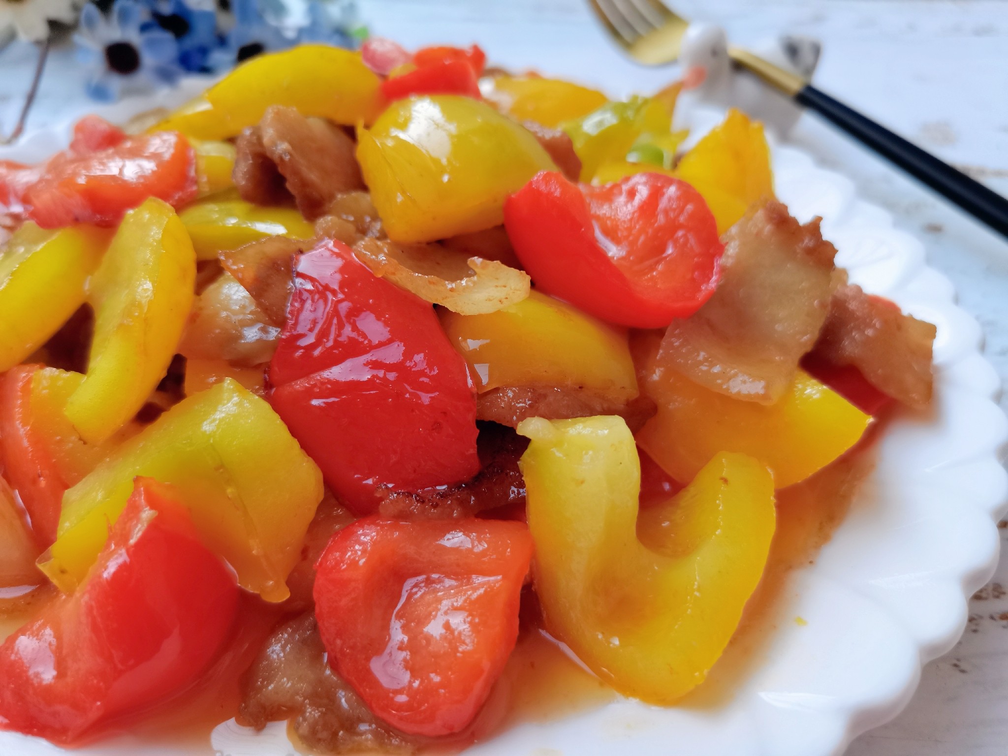 彩椒炒五花肉的做法-家常味炒菜譜-易網健康養生網 彩椒炒五花肉的做法-家常味炒菜譜