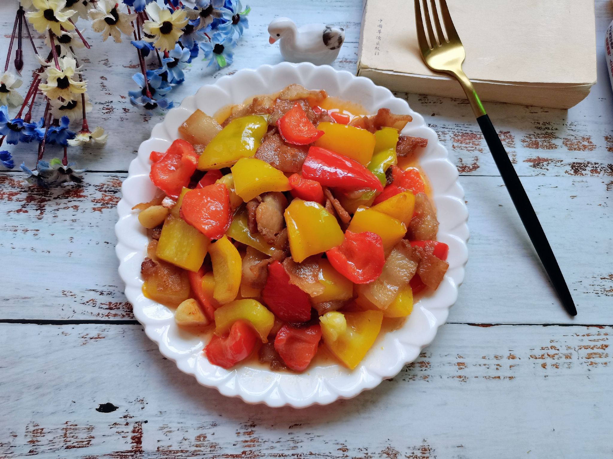 彩椒炒五花肉的做法-家常味炒菜譜-易網健康養生網 彩椒炒五花肉的做法-家常味炒菜譜