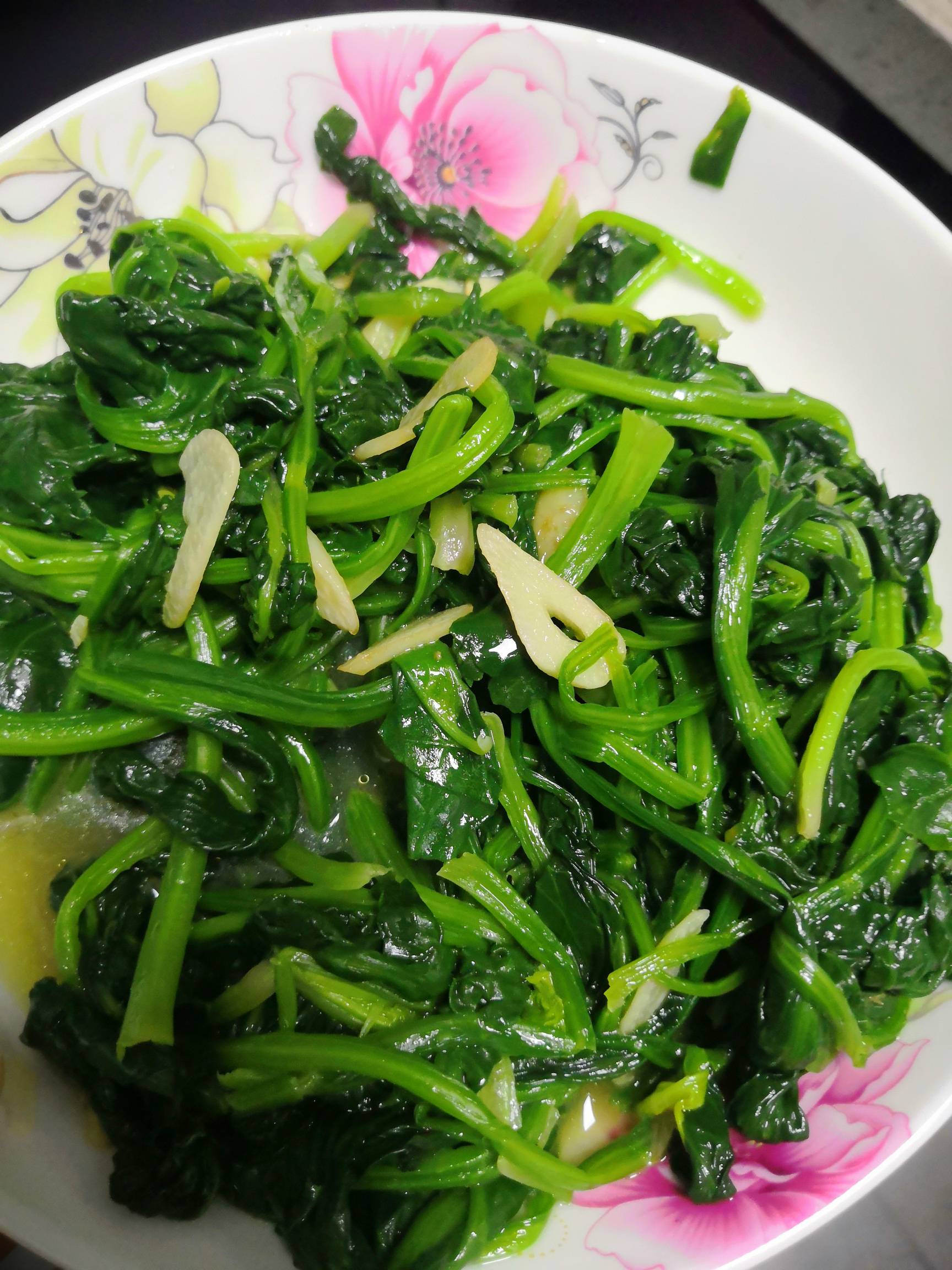 蒜香菠菜的做法-蒜香味炒菜譜-易網(wǎng)健康養(yǎng)生網(wǎng) 蒜香菠菜的做法-蒜香味炒菜譜