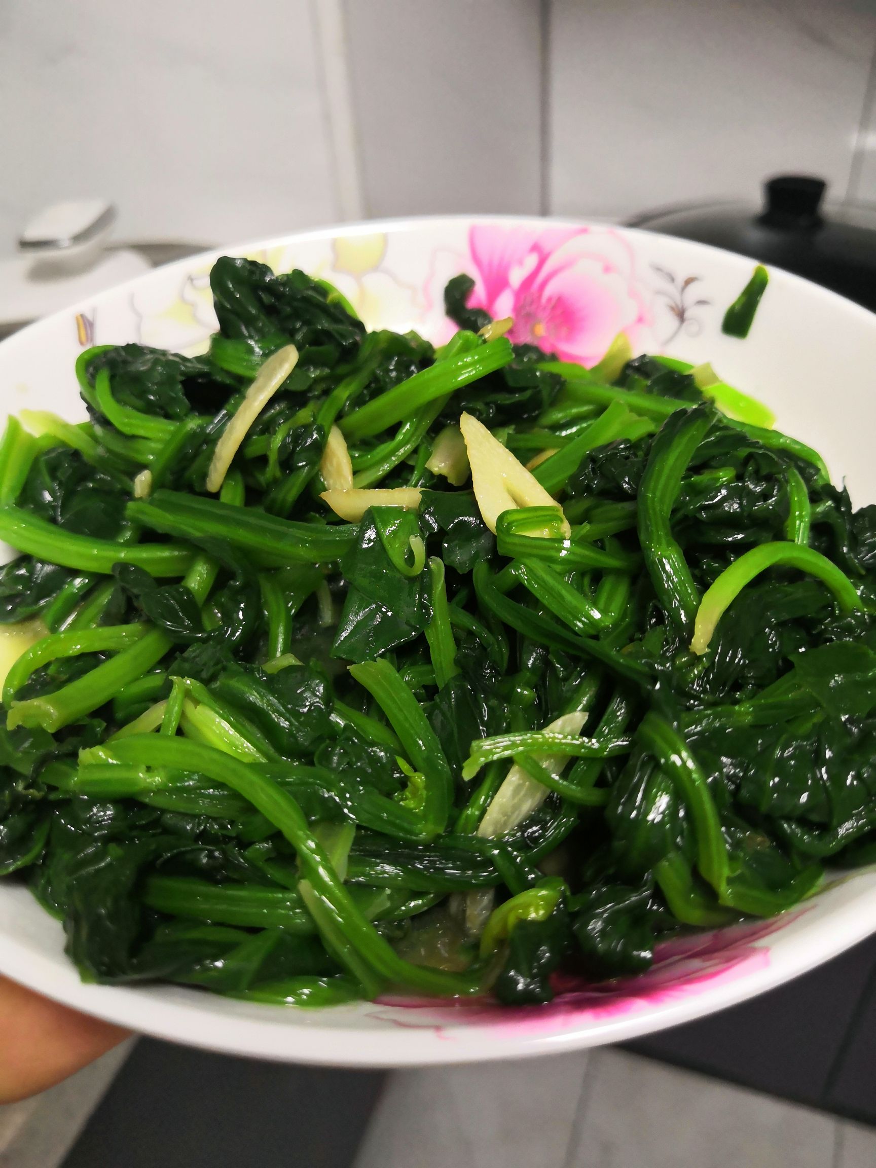 蒜香菠菜的做法-蒜香味炒菜譜-易網(wǎng)健康養(yǎng)生網(wǎng) 蒜香菠菜的做法-蒜香味炒菜譜