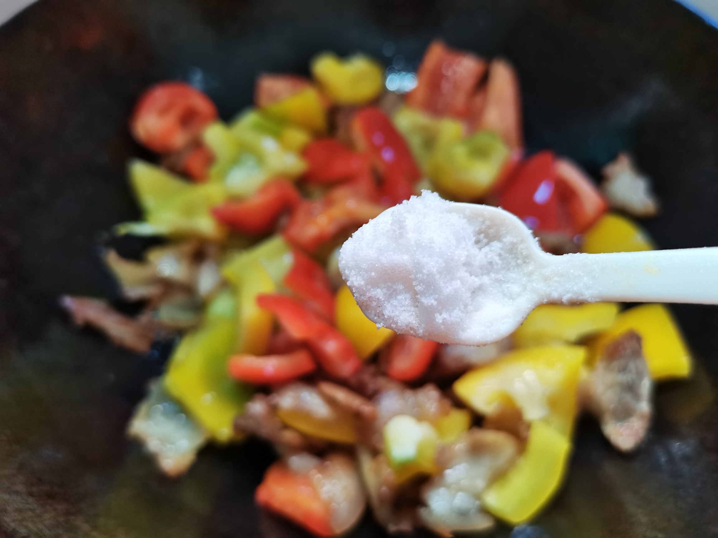 彩椒炒五花肉的做法-家常味炒菜譜