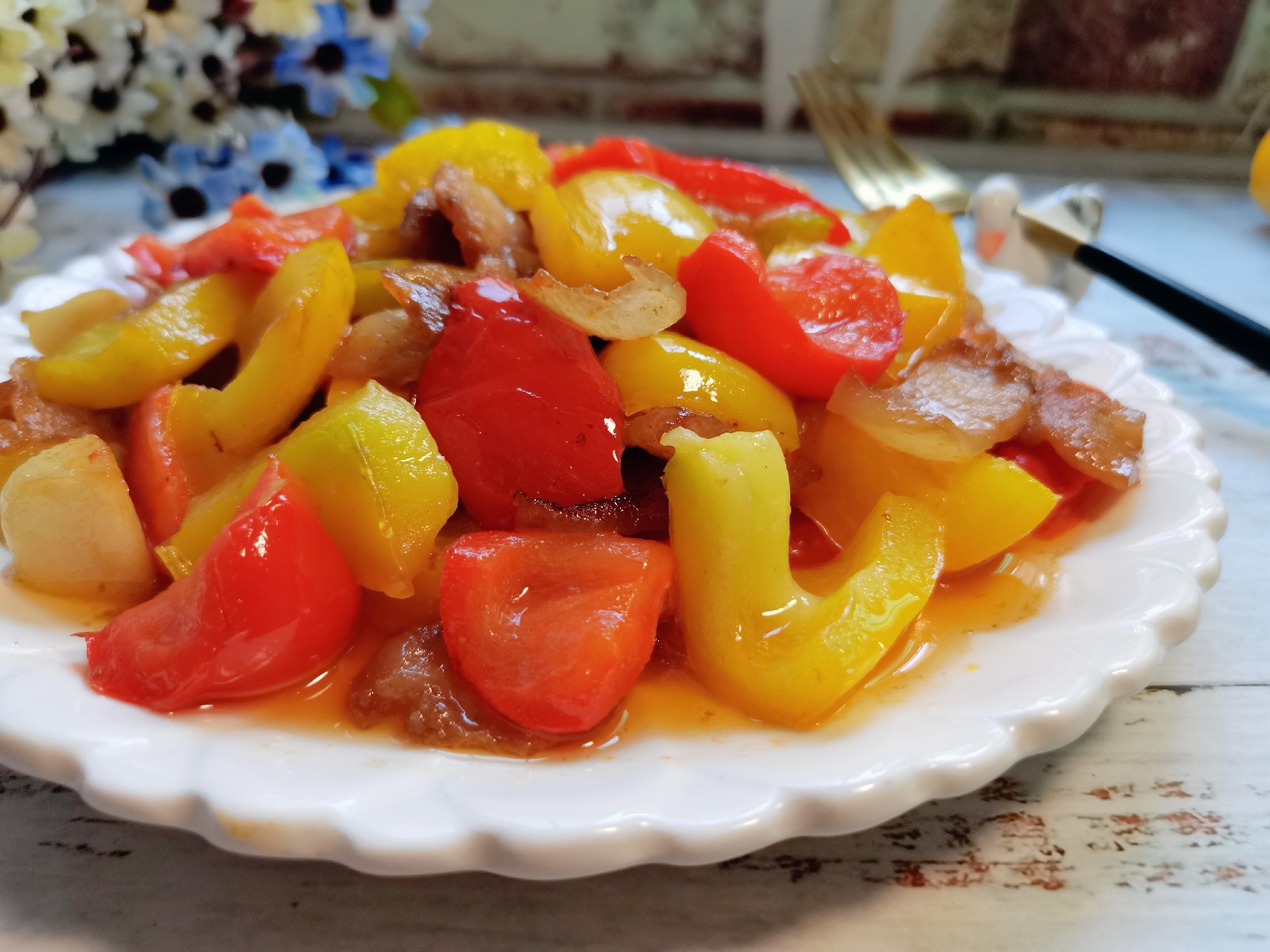 彩椒炒五花肉的做法-家常味炒菜譜-易網健康養生網 彩椒炒五花肉的做法-家常味炒菜譜
