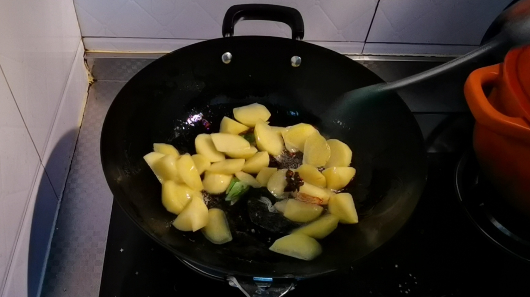 東北人最愛的小雞燉蘑菇土豆的做法-家常味燉菜譜