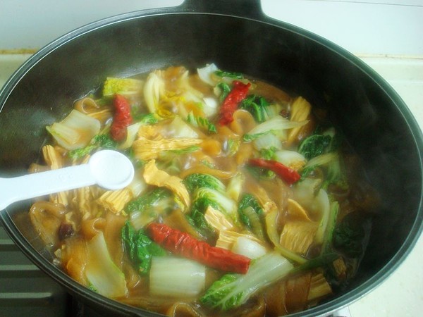 黑白菜寬粉燉腐竹的做法-咸鮮味燉菜譜