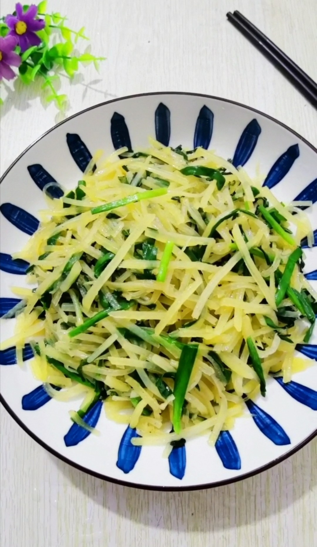 韭菜炒土豆絲的做法-咸鮮味炒菜譜-易網健康養生網 韭菜炒土豆絲的做法-咸鮮味炒菜譜