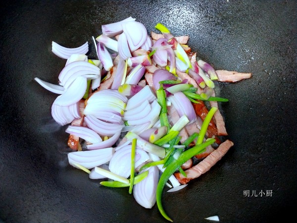 洋蔥炒臘肉的做法-家常味炒菜譜