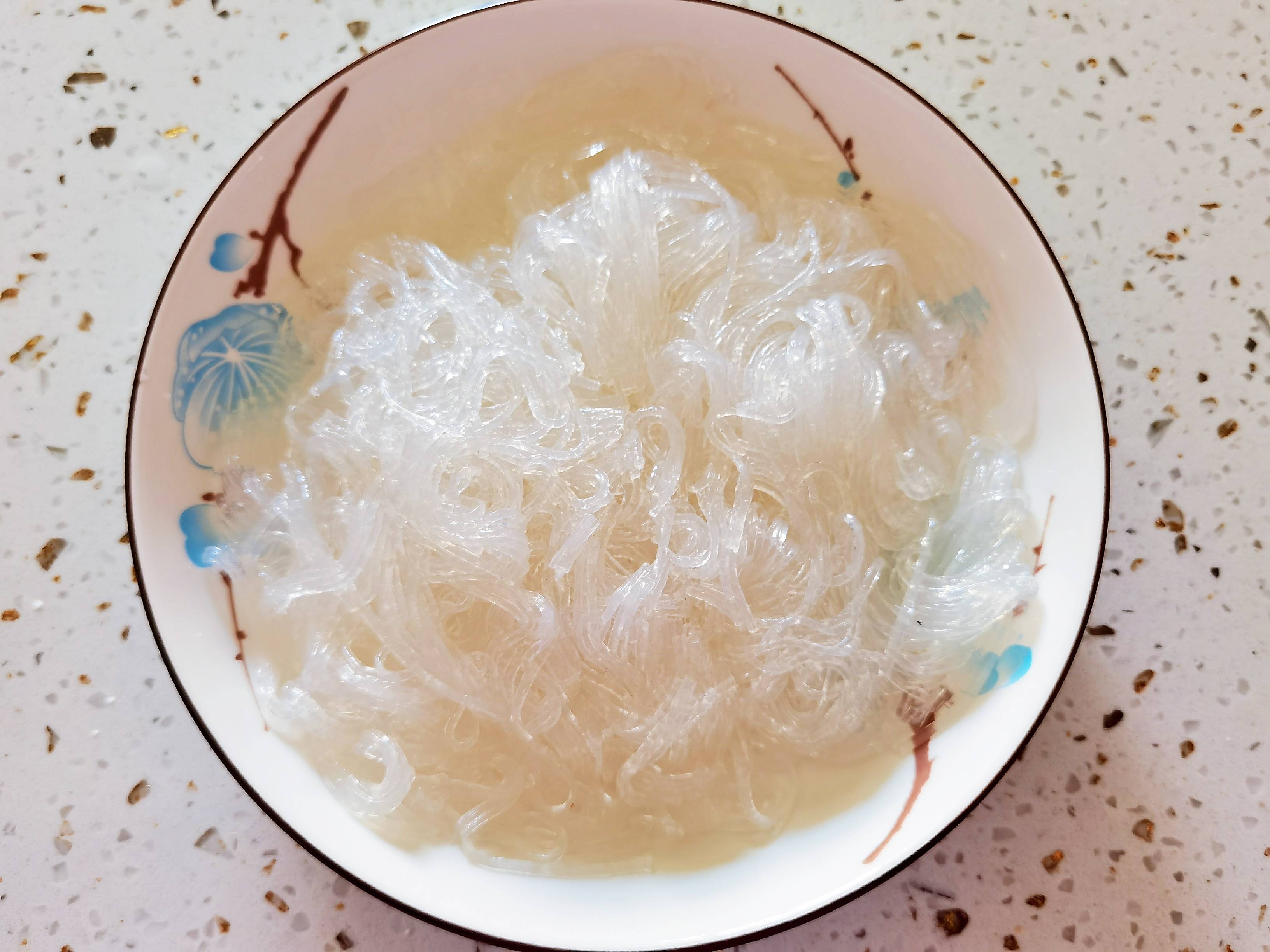 冬日暖胃家常菜-豆腐粉絲煲,葷素搭配,經(jīng)濟(jì)實(shí)惠又美味的做法-咸鮮味炒菜譜-易網(wǎng)健康養(yǎng)生網(wǎng) 冬日暖胃家常菜-豆腐粉絲煲,葷素搭配,經(jīng)濟(jì)實(shí)惠又美味的做法-咸鮮味炒菜譜