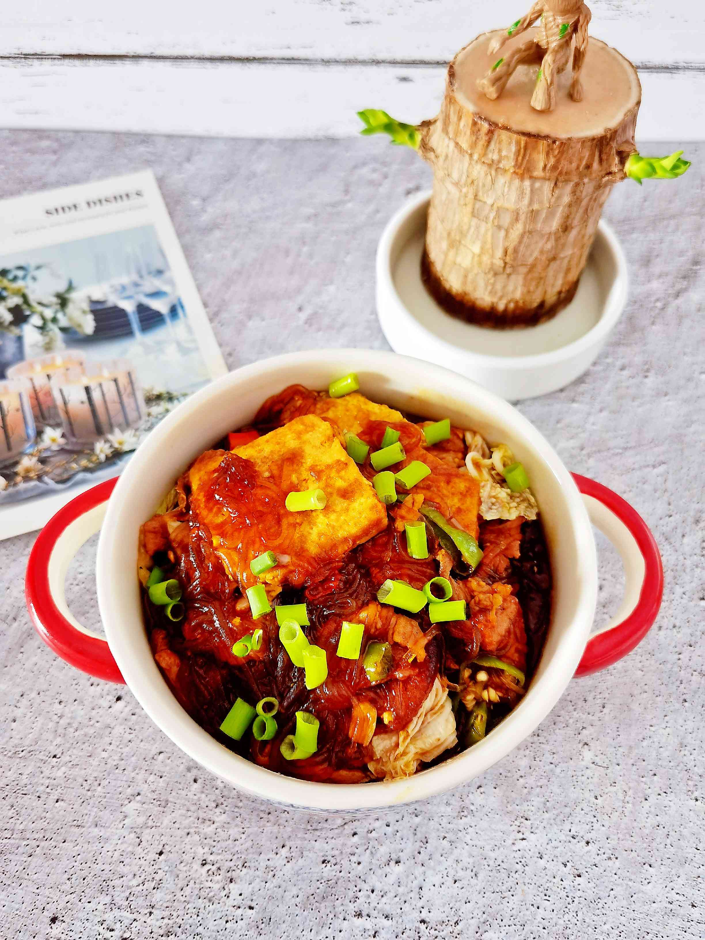 冬日暖胃家常菜-豆腐粉絲煲,葷素搭配,經(jīng)濟(jì)實(shí)惠又美味的做法-咸鮮味炒菜譜-易網(wǎng)健康養(yǎng)生網(wǎng) 冬日暖胃家常菜-豆腐粉絲煲,葷素搭配,經(jīng)濟(jì)實(shí)惠又美味的做法-咸鮮味炒菜譜