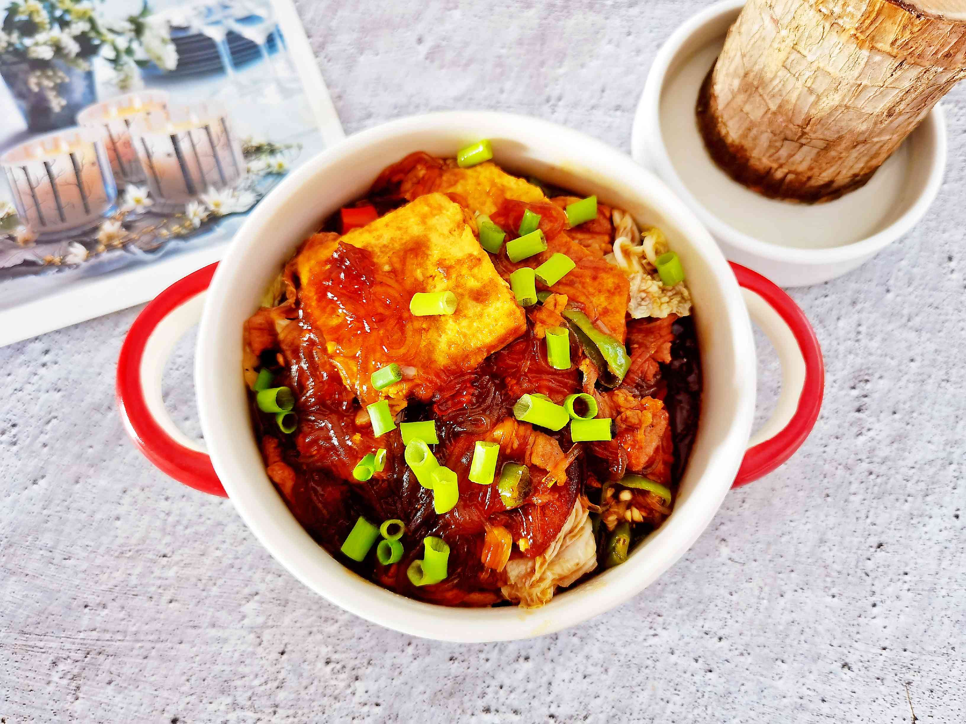 冬日暖胃家常菜-豆腐粉絲煲,葷素搭配,經(jīng)濟(jì)實(shí)惠又美味的做法-咸鮮味炒菜譜-易網(wǎng)健康養(yǎng)生網(wǎng) 冬日暖胃家常菜-豆腐粉絲煲,葷素搭配,經(jīng)濟(jì)實(shí)惠又美味的做法-咸鮮味炒菜譜