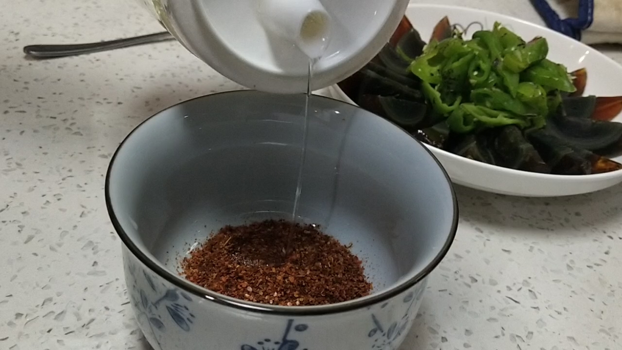 輕松get皮蛋新做法－燒椒皮蛋的做法-家常味拌菜譜
