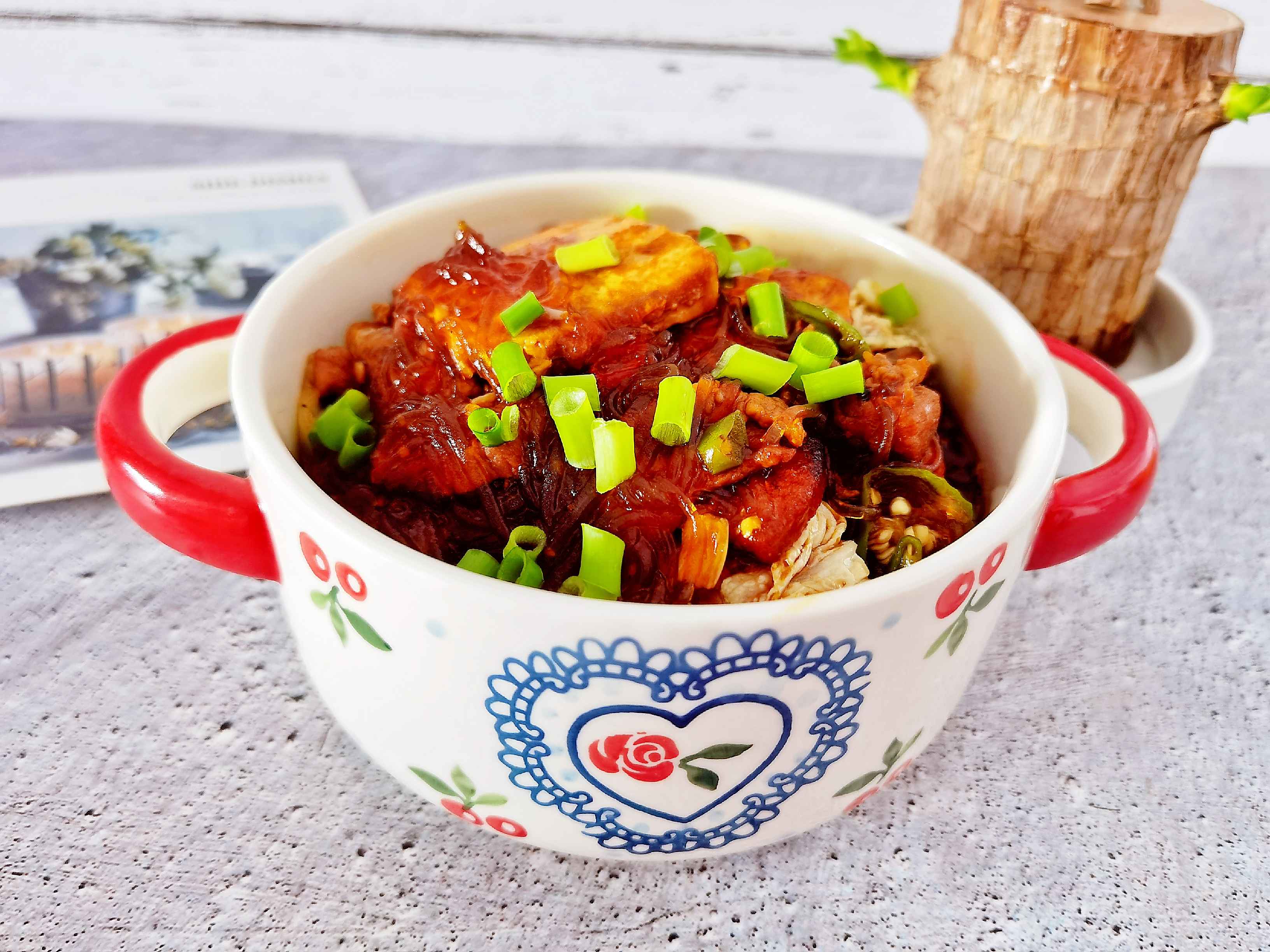 冬日暖胃家常菜-豆腐粉絲煲,葷素搭配,經(jīng)濟(jì)實(shí)惠又美味的做法-咸鮮味炒菜譜-易網(wǎng)健康養(yǎng)生網(wǎng) 冬日暖胃家常菜-豆腐粉絲煲,葷素搭配,經(jīng)濟(jì)實(shí)惠又美味的做法-咸鮮味炒菜譜